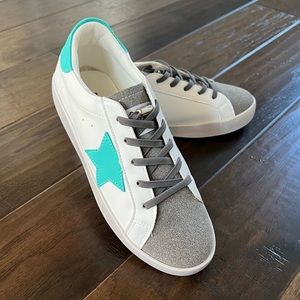 🔥Big girls white shoes sneakers blue star Lola & The Boys size 5